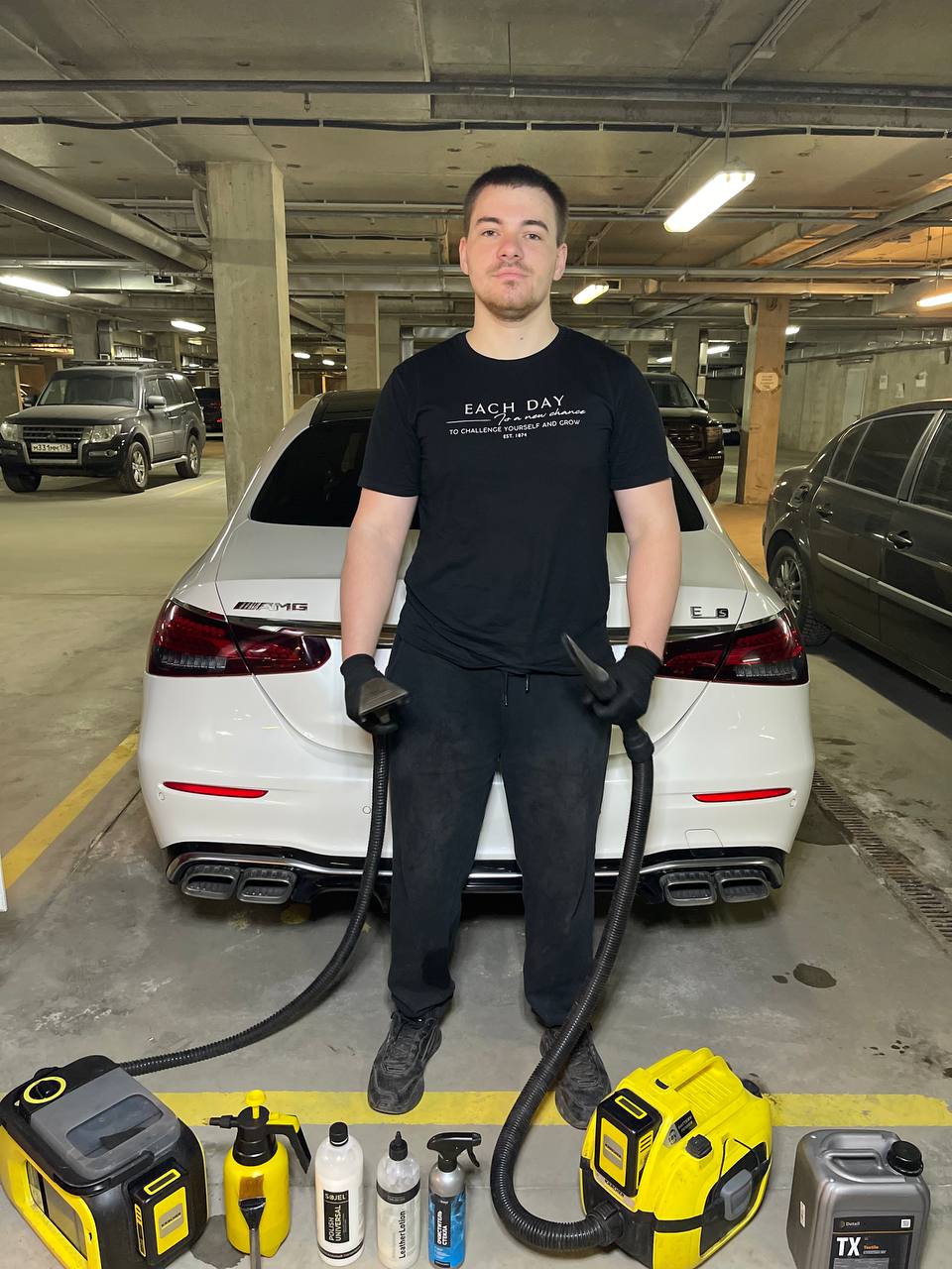 Богдан — основатель и мастер BODYYY Auto Care с оборудованием